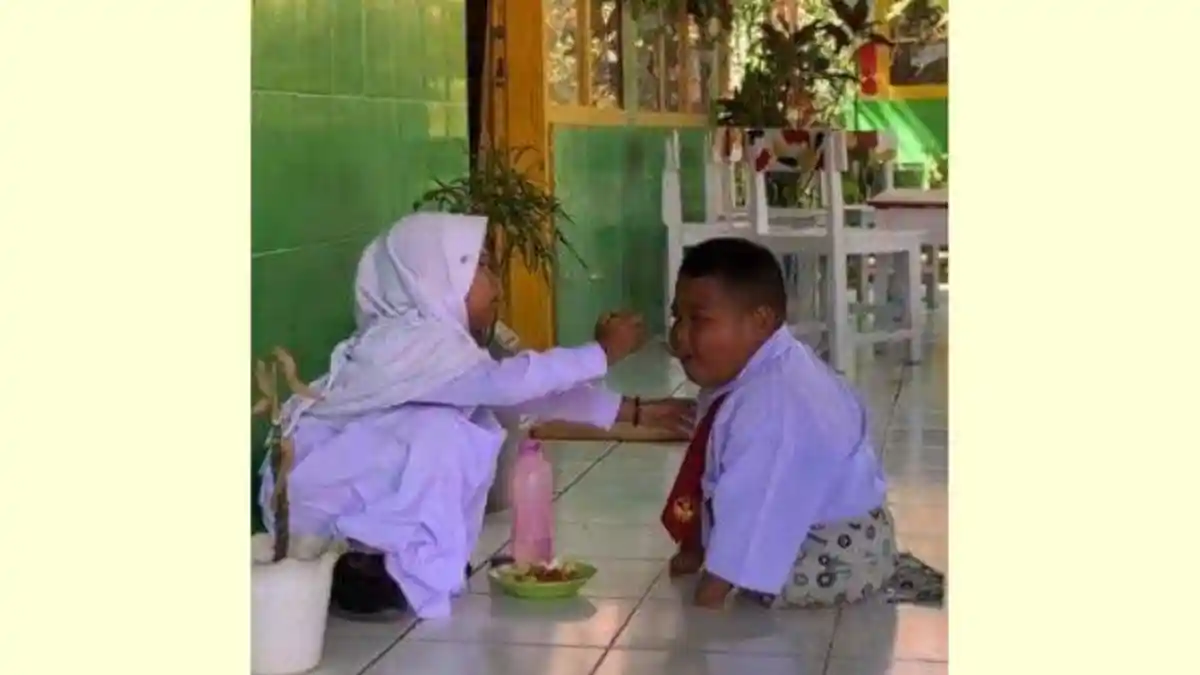 Kisah Lengkap Reski Bocah SD Tak Punya Tangan dan Kaki Disuapi Teman, Ternyata Terjadi Setiap Hari