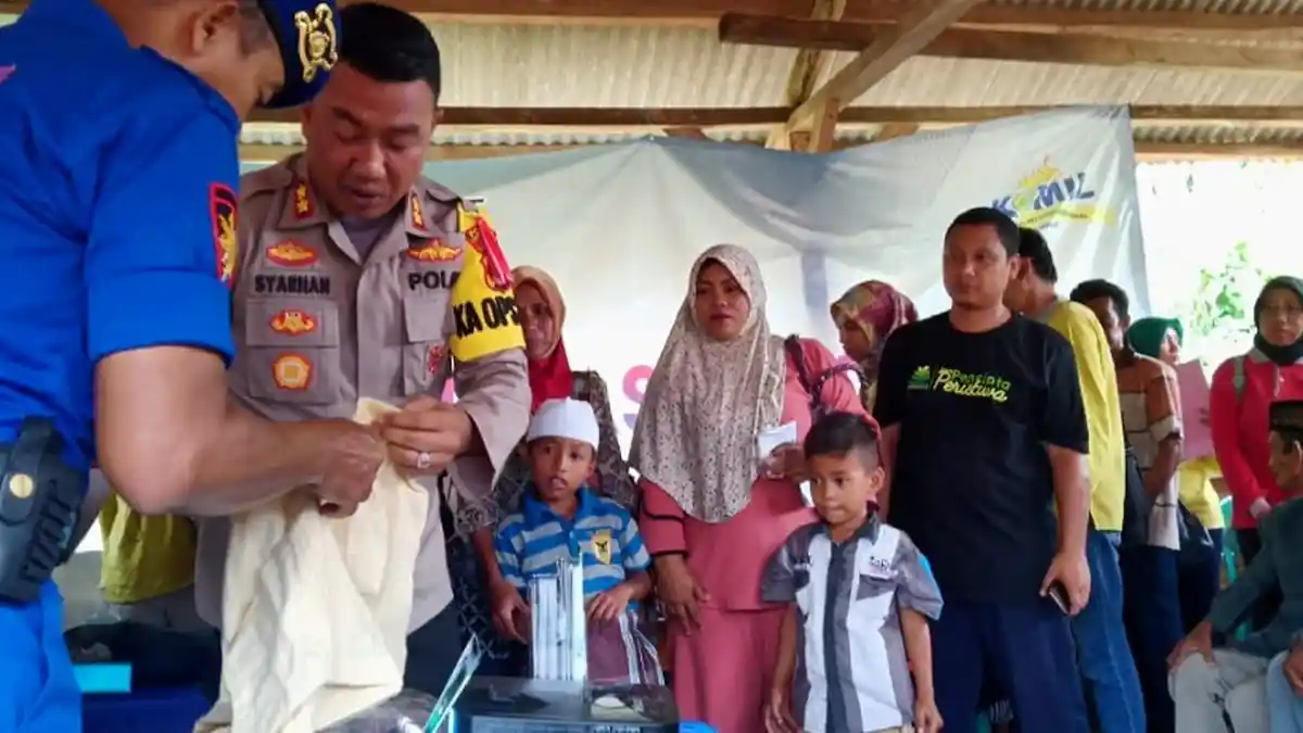 Pegiat Literasi dan Satpolair Baksos Sunatan Massal di Bakauheni