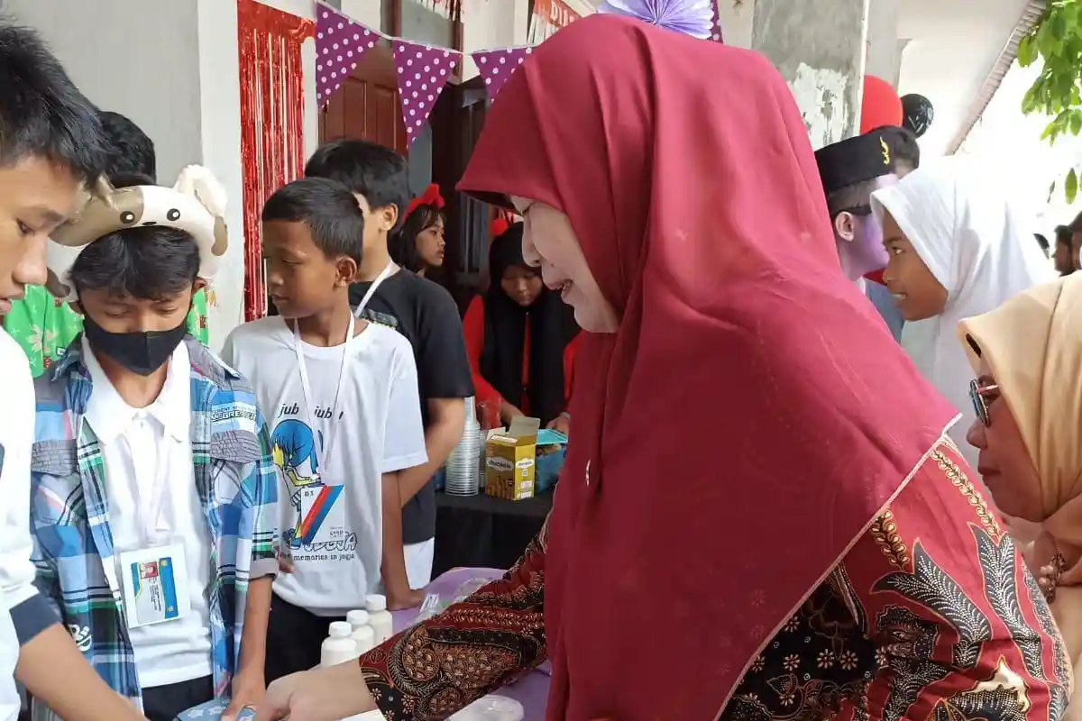 Begini Kemeriahaan Hari Guru Nasional 2022 yang Digelar Siswa di SMPN 1 Karawang