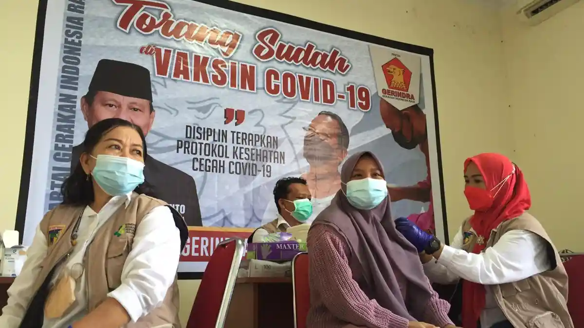 Siapkan 300 Kuota, Vaksinasi Gerindra Sulteng Dipadati Warga Palu