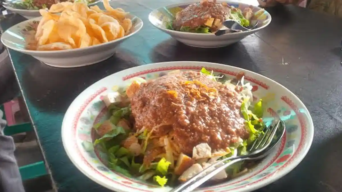 Selada Mambo Khas Bangka, Aneka Sayuran Disiram Saus Kacang, Full Serat, Sehat Bro!