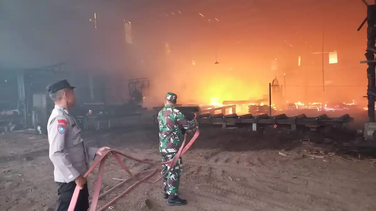 Terjadi Lagi, Pabrik Kayu di Mranggen Terbakar hingga Timbul Ledakan