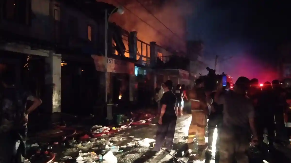 Kebakaran di Lubukpakam, Tiga Anggota Damkar Terluka Saat Padamkan Api
