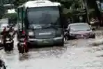 20140130_111230_bus-transjakarta-mogok-nerabas-banjir.jpg