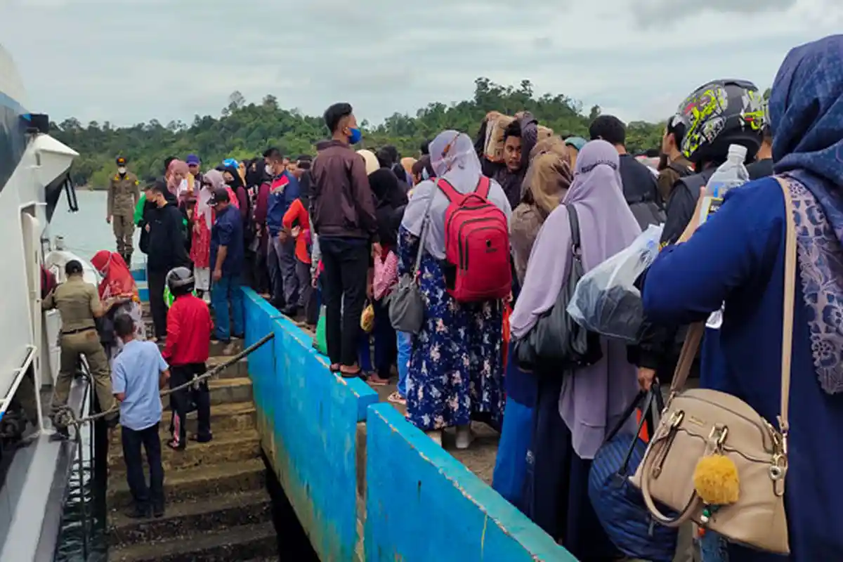 LIBURAN Berakhir, Ratusan Penumpang Padati Pelabuhan Jagoh di Lingga