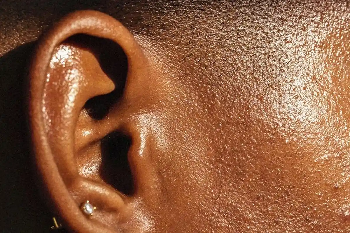 Arti Daun Telinga Kanan Panas Pagi Hari Menurut Primbon Jawa, Pertanda Rezeki atau Kesalahpahaman?