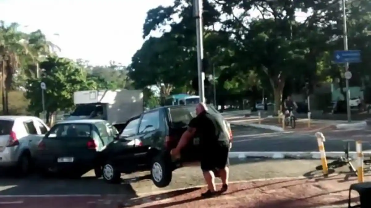 NewsVideo: Halangi jalur Bersepeda, Pria Ini Angkat Mobil yang Parkir