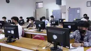 Para-peserta-UTBK-saat-mengikuti-tes-tulis-di-kampus-ITS.jpg