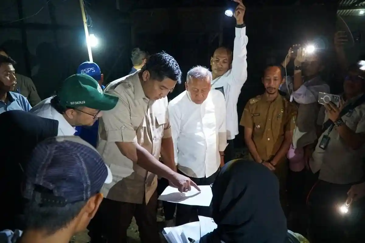 Menteri Ara dan Wakil Ketua DPR Saan Mustofa Cek Perbaikan 834 Rumah Tak Layak Huni di Karawang
