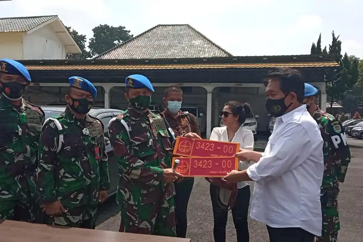 Wanita yang Pamer Mobil Dinas TNI Ternyata Warga Batununggal Bandung, TNI Sudah Serahkan ke Polisi