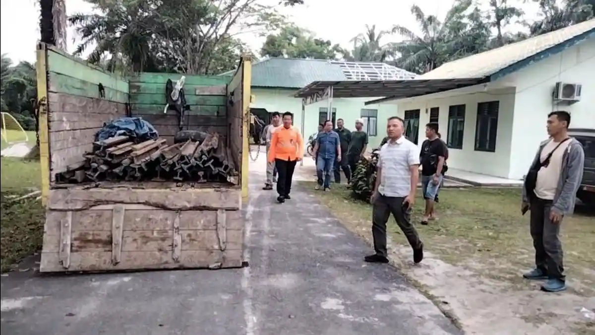 Babinsa di Asahan Temukan 50 Batang Rel Kereta Api Curian Diangkut Pakai Truk, Satu Pelaku Diamankan