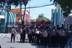 puluhan-polisi-siaga-di-depan-gedung-dprd-sulsel.jpg