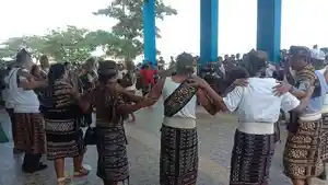 Tarian-Pedoa-bersama-di-halaman-Kantor-Bupati-Sabu-Raijua.jpg