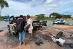 Sugianto-putih-melihat-mobil-Pickup-membawa-barang-AC-ditumpanginya-gosong.jpg