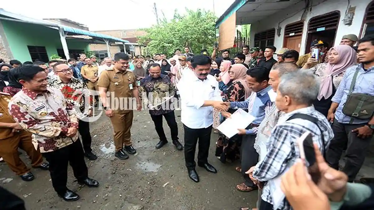 Berita Foto: SANKSI Berat, Wali Kota Medan Bobby Nasution Peringatkan ASN Jika Bantu Mafia Tanah - 18122023_PEMBAGIAN-SERTIFIKAT-TANAH_ABDAN-SYAKURO-1.jpg