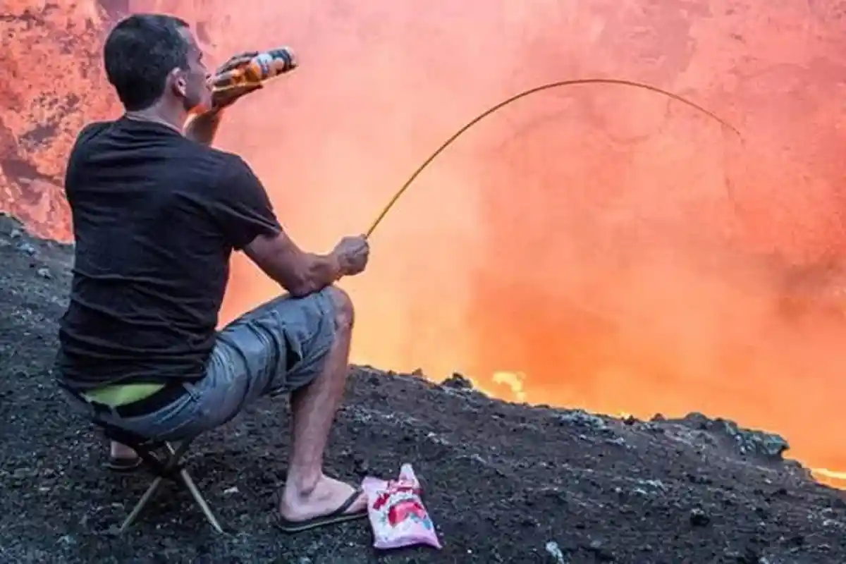 GALERI FOTO : Gokil, Keluarga ini Piknik di Puncak Gunung Berapi Aktif
