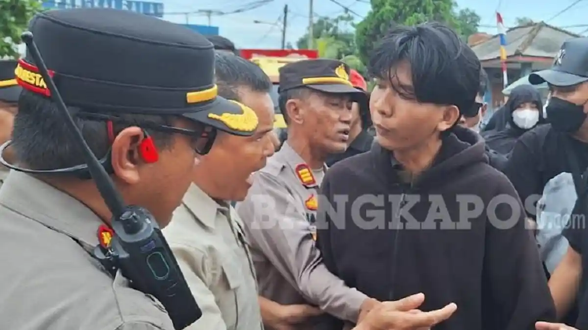 Gegara Kantong Plastik Hitam, Mahasiswa Demo Ribut dengan Polisi ...
