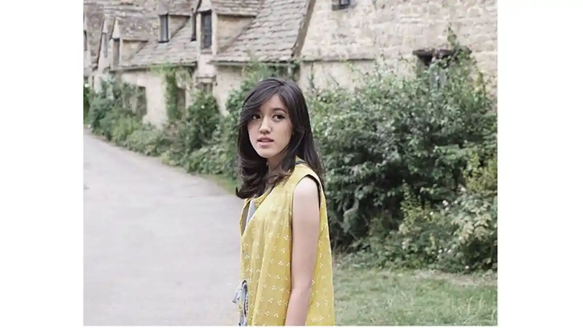 6 Gaya Modis Ify Alyssa dengan Outfit Warna Kuning, Penampilan Remaja yang Kece Banget