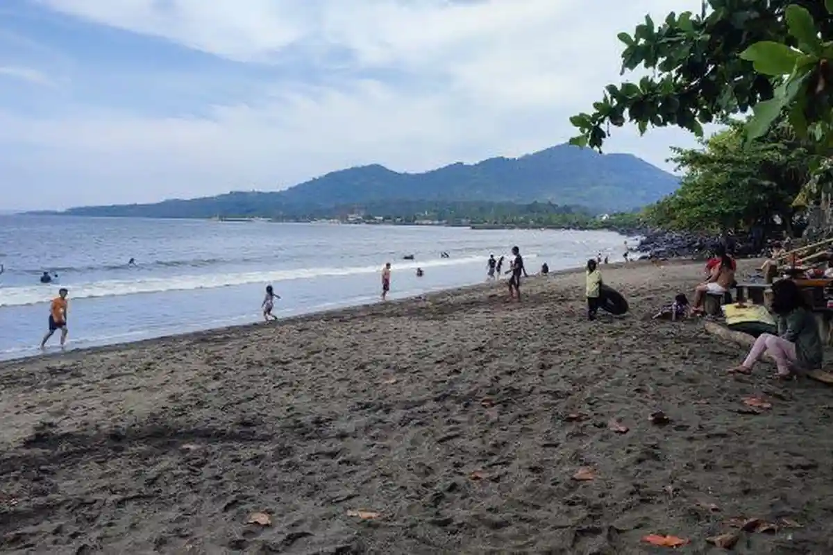 Akhir Pekan di Pantai Bitung Karangria Manado Sulawesi Utara, Ramai Pengunjung
