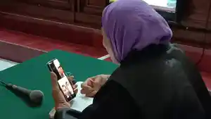 PIKIR-PIKIR-Terdakwa-Maria-L-Livia-AP-menghadapi-sidang-vonis-secara-video-call-y.jpg