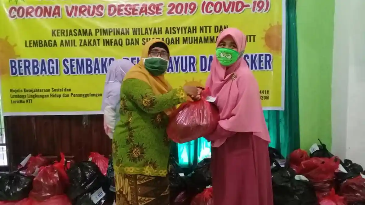 LazisMu dan Pimpinan Wilayah Aisyiyah NTT Berbagi Sembako, Benih Sayur dan Masker