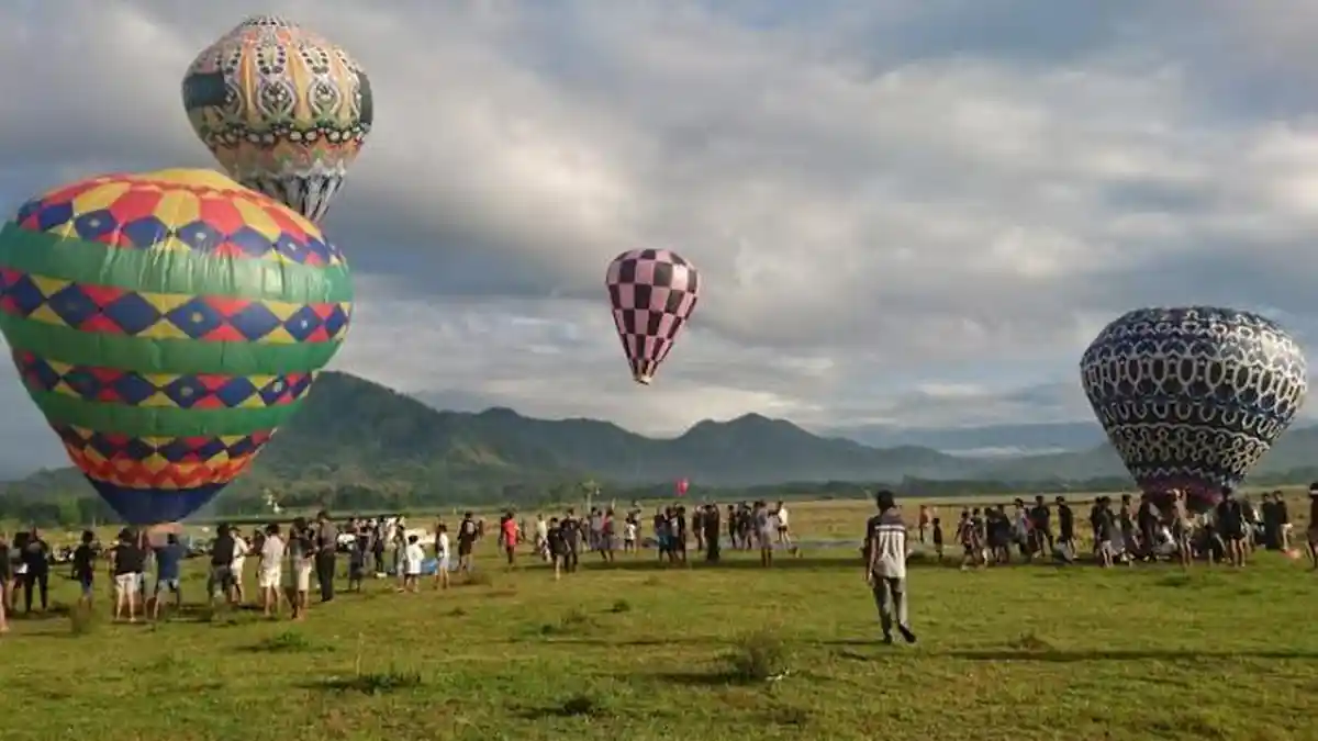 VIDEO - Cantiknya Festival Balon Udara di Gondang Tulungagung
