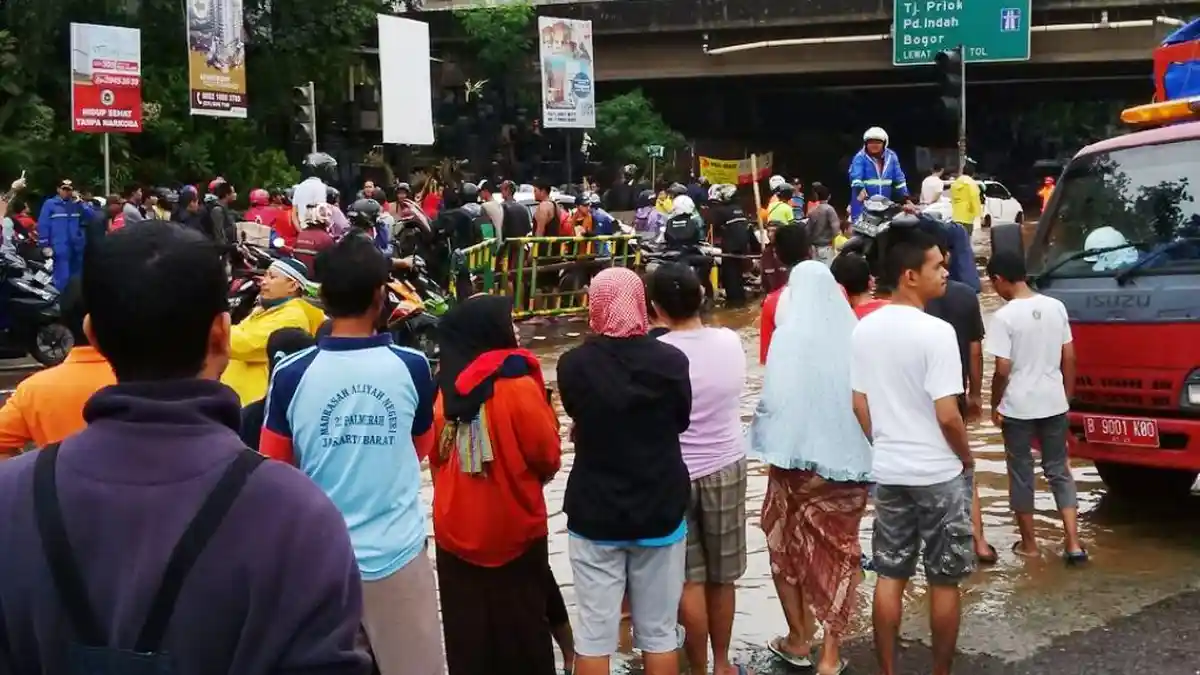 Warga Kian Ramai Tonton Banjir di Bekasi