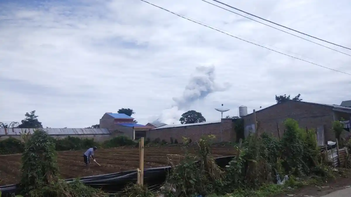 Gunung Sinabung Erupsi Lagi, Kali Ini Luncuran Debu Setinggi 2000 Meter