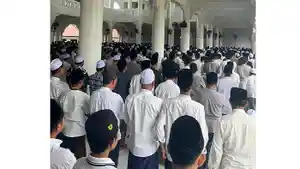 Ribuan-jamaah-melaksanakan-sholat-jenazah-untuk-alm-Aba-H-Asnawi.jpg