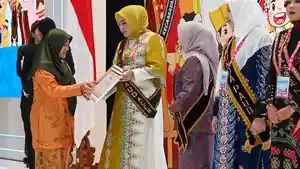unda-PAUD-Aceh-Marlina-Muzakir-alias-Kak-Na-mendapatkan-sertifikat-Peduli-PAUD.jpg