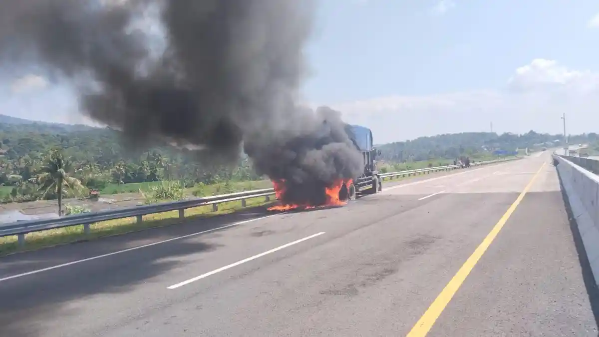 BREAKING NEWS! Tronton Bermuatan Pasir Terbakar di Tol Cisumdawu Sumedang