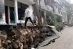 Diterjang Arus Sungai Ciliwung, Jalan Kesatria X Matraman Amblas