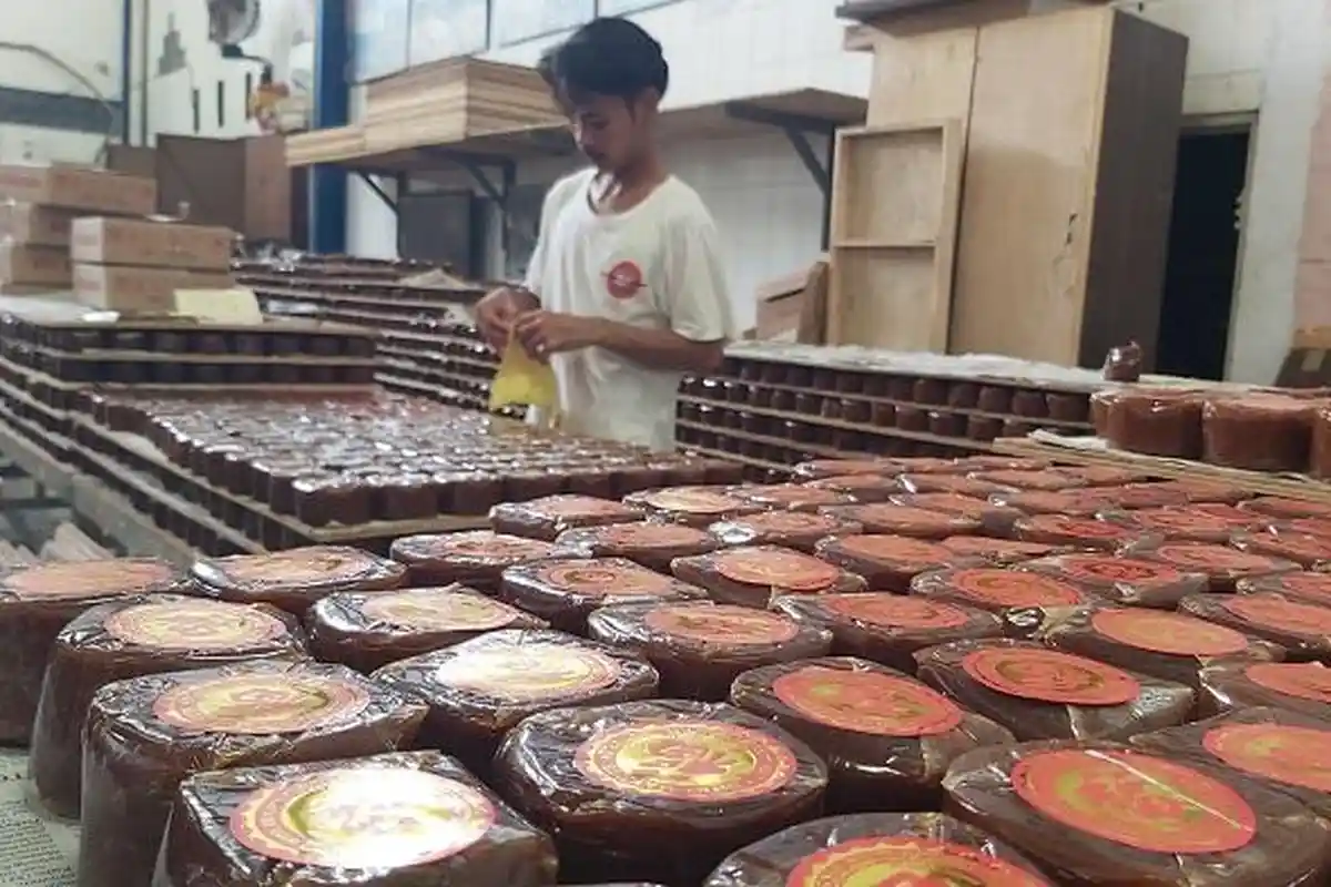 Imlek 1 Bulan Lagi, Produsen Kue Keranjang di Tegal Sudah Kebanjiran Order. Sehari Bikin 3 Kuintal