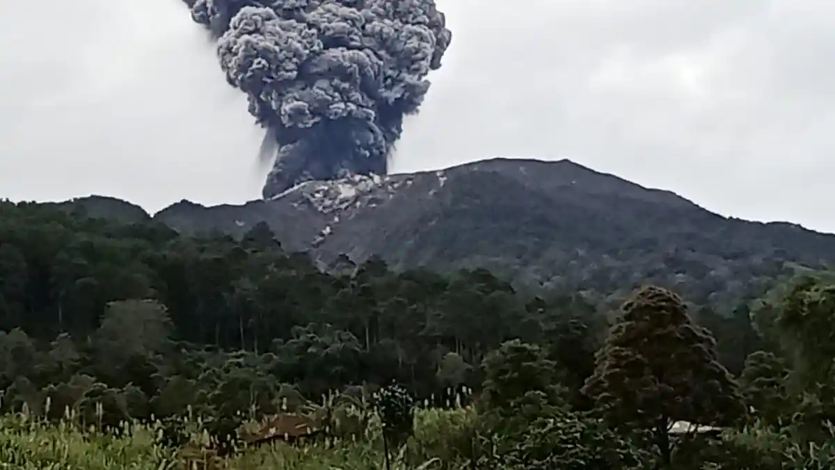 Abu Vulkanik Erupsi Gunung Marapi Mengarah ke Tanah Datar, Penerbangan di Sumbar Masih Aman