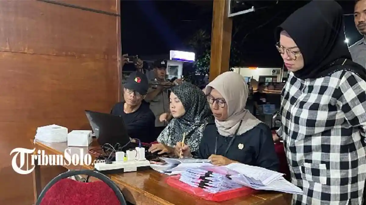 Bupati Etik Suryani Sidak Hitung Suara di PPK Sukoharjo yang Sempat Terhenti, Pastikan Berjalan Baik