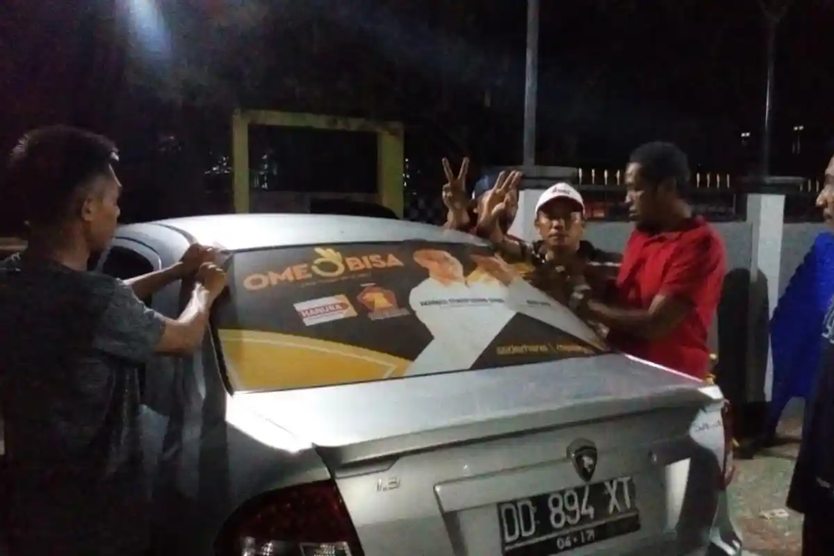 Taat Aturan, Tim Ome-Bisa Ramai-ramai Lepas Atribut