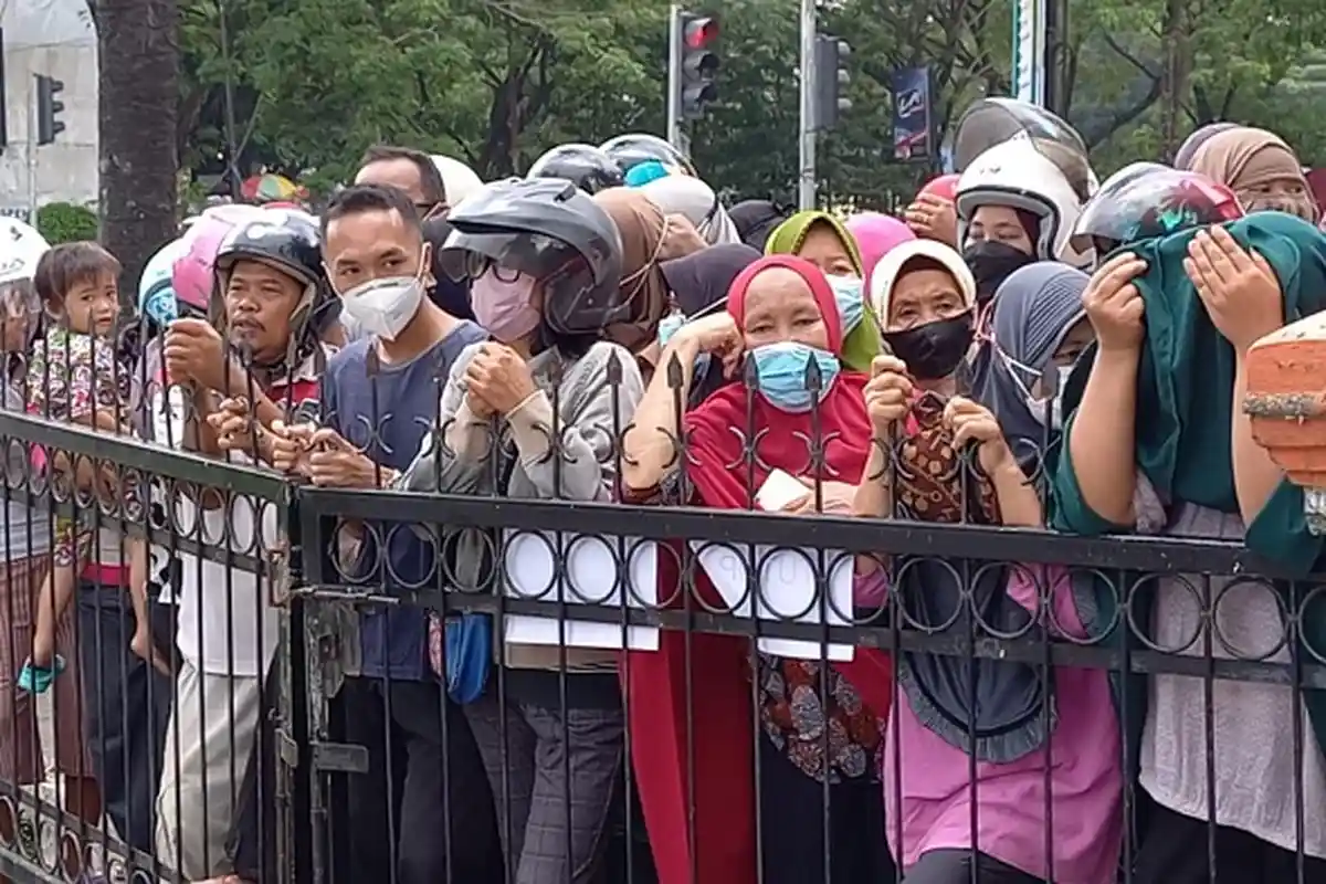 Ribuan Warga di Kendari Serbu Minyak Goreng Murah, Bulog Siapkan 9,6 Ribu Paket Selama 3 Hari