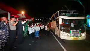 Bupati-Ipuk-Fiestiandani-memberangkatkan-para-jemaah-haji-asal-Banyuwangi.jpg