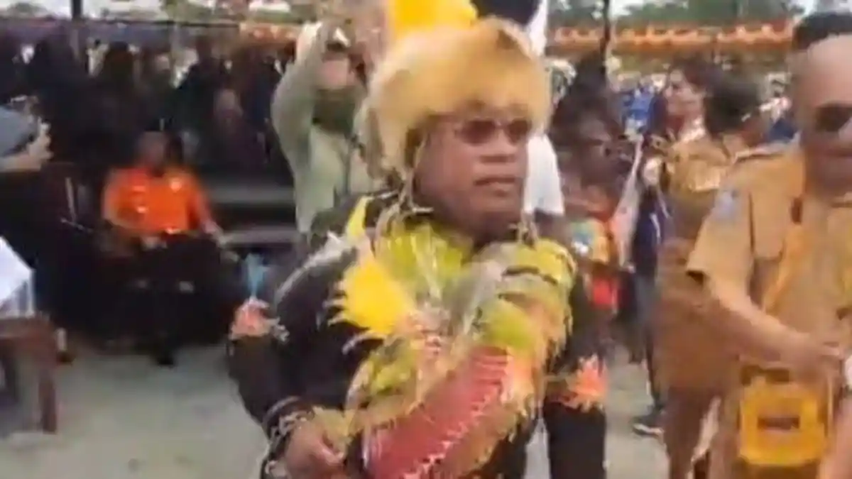 VIRAL Bupati Mimika Eltinus Omaleng Goyang Daboy bersama Para ASN: Warga Heboh