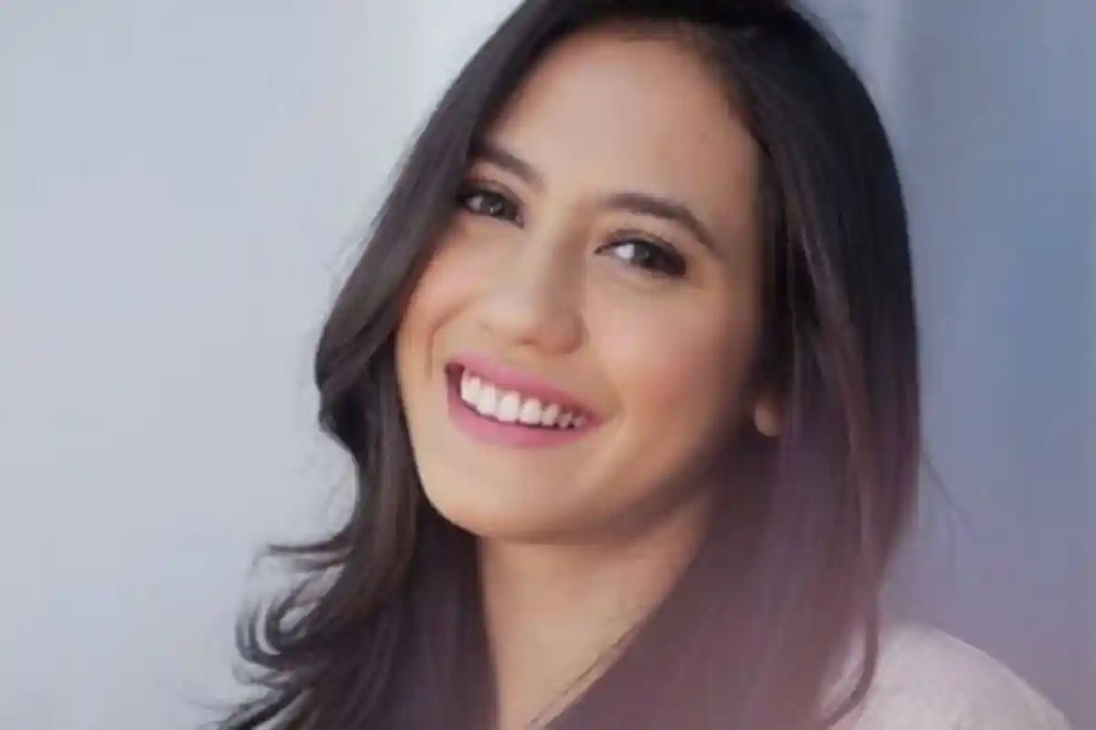 Pose di Tangga Melingkar, Gaya Menggoda Pevita Pearce Ini Bikin Salfok. Netter: Duh Hayati!