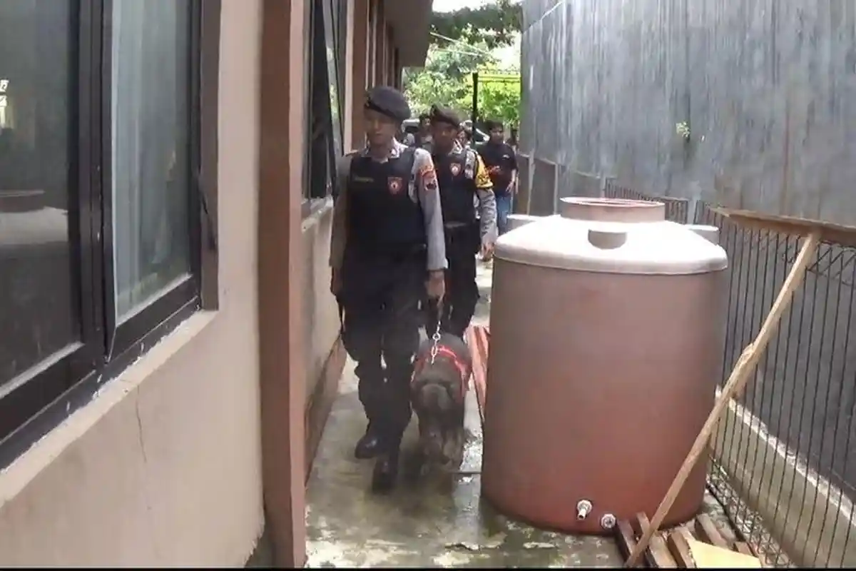 Awas Bahan Peledak! Anjing Pelacak Diterjunkan Sisir Gedung KPU Kebumen