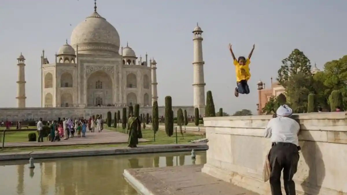 GEGER! Warna Taj Mahal yang Semula Kuning Kini Berubah Hijau Kecoklatan. Ternyata Ini yang Terjadi