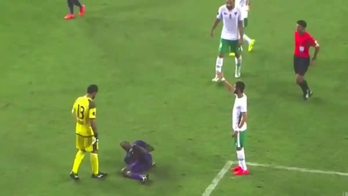 Tak Terima Digocek, Kiper Arab Ini Pukul dan Injak Pemain Lawan