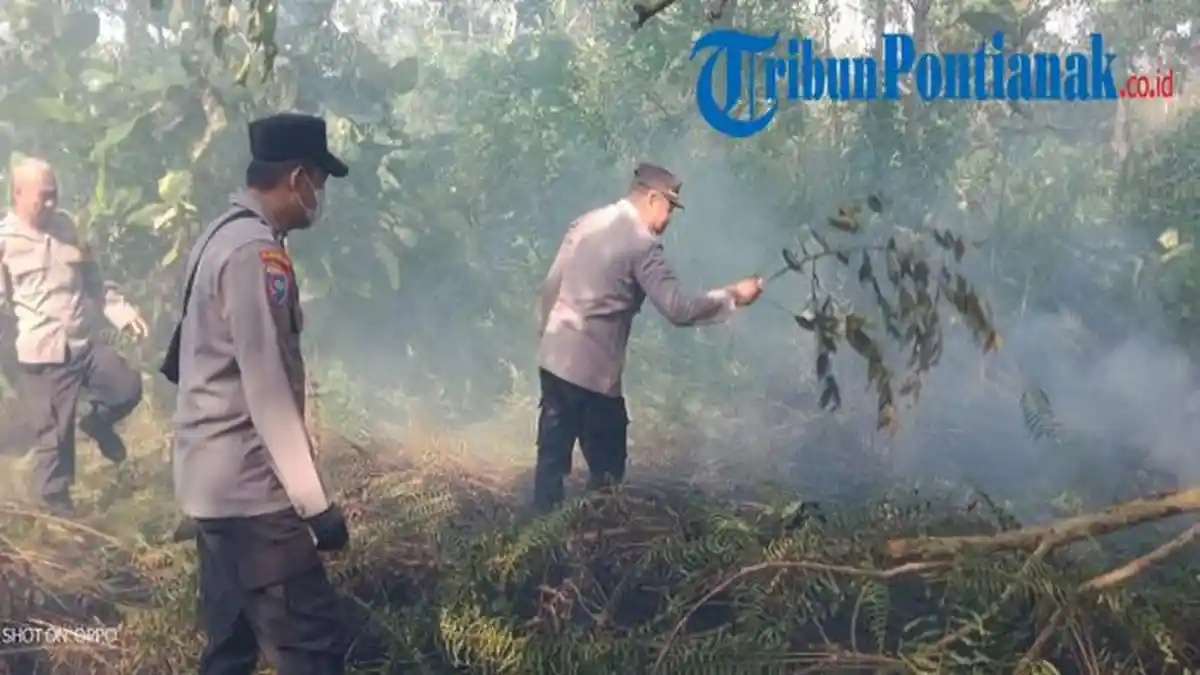 Lahan Semak Belukar Terbakar di Kota Singkawang