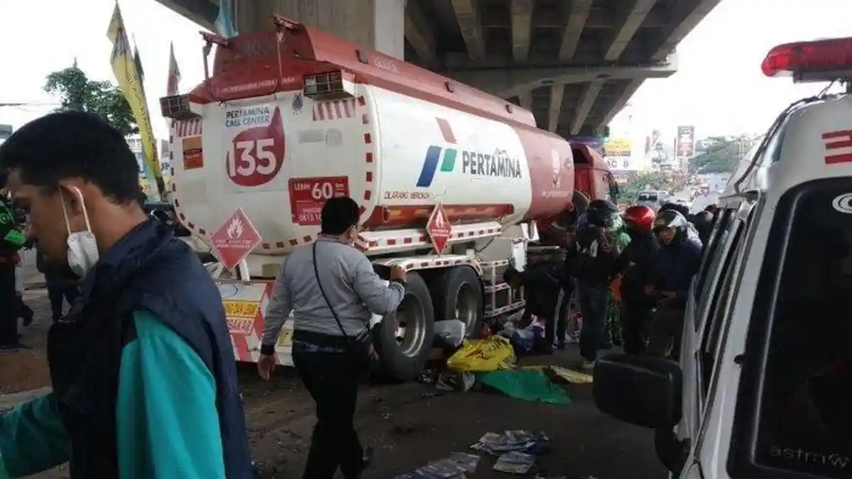 UPDATE 11 Orang Korban Meninggal Dunia Dalam Tragedi TABRAKAN MAUT