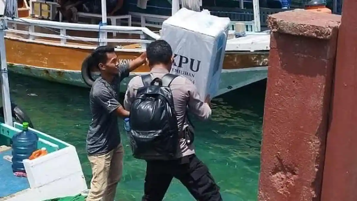 KPU Manggarai Barat Gunakan Perahu Distribusi Logistik ke Pulau Terluar