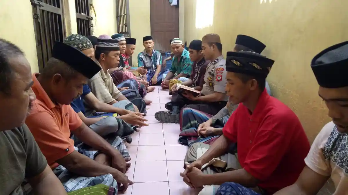 Begini Cara Anggota Sat Tahti Polres Jeneponto Berbagi Ilmu Agama dengan Tahanan