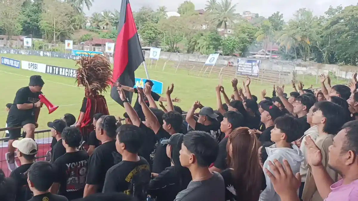 Intip Aksi Kreatif Suporter Persmin Minahasa dan Persma Manado di ...