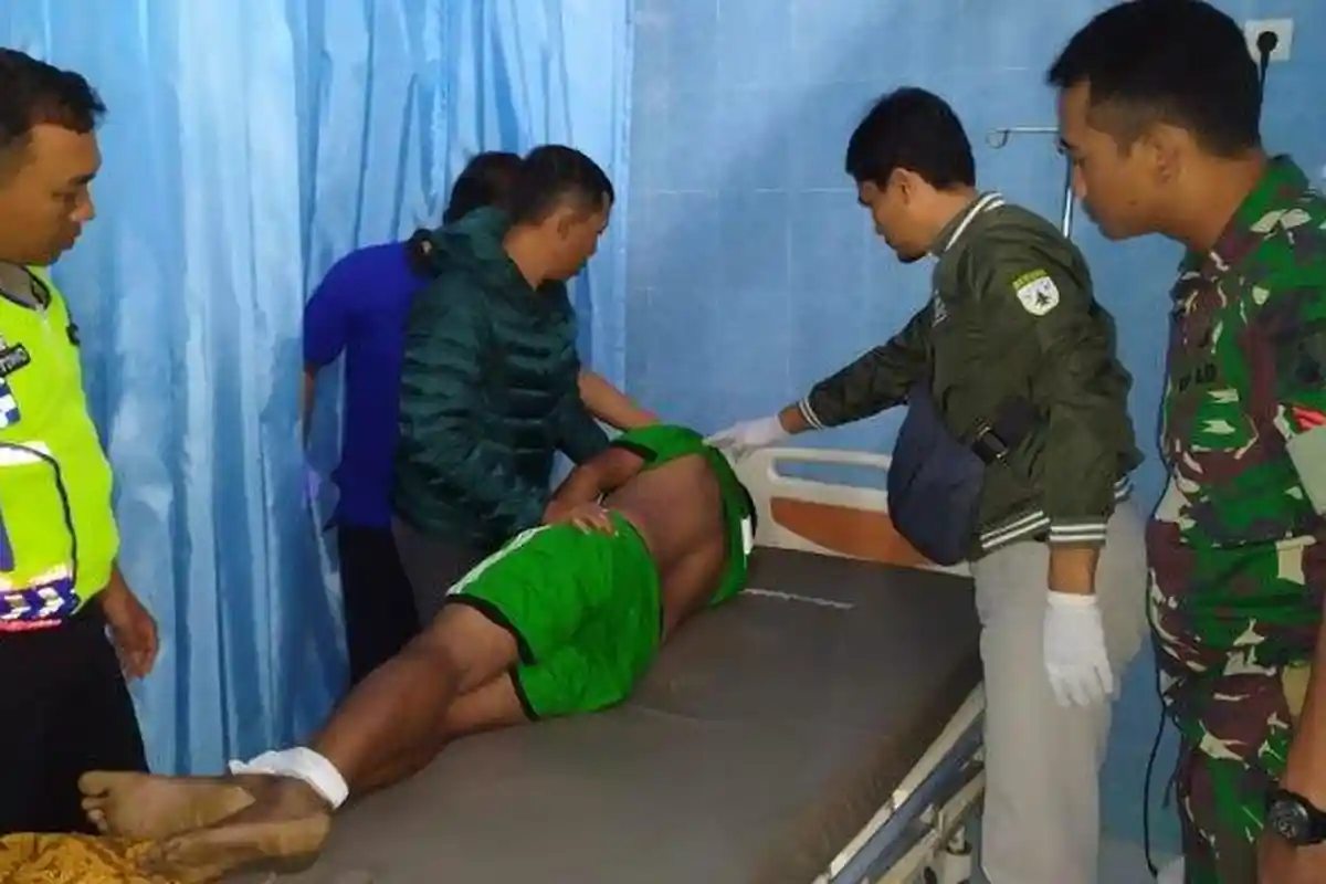 AWAS Serangan Jantung - Saat Bermain Bola, Kiper Umur 40 Tahun Tiba-tiba Jatuh