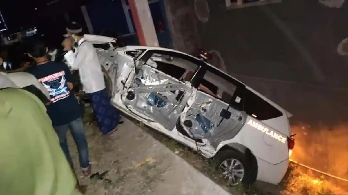 Mobil Ambulans Bawa Jenazah Kecelakaan di Sampang, Pecah Ban lalu Tabrak Pembatas Jembatan